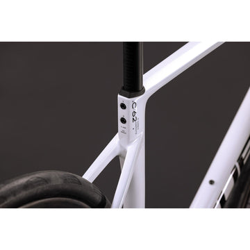 27 Cube Attain C:62 SLX - White 'N' Black -